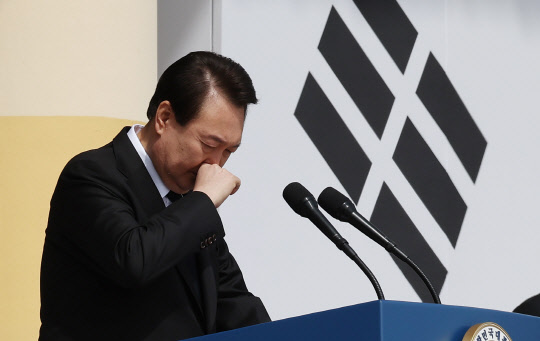 윤석열 대통령이 24일 대전 유성구 국립대전현충원에서 열린 제8회 서해수호의 날 기념식에서 서해수호 55용사 이름을 부르기 전에 울먹이고 있다. 연합뉴스
